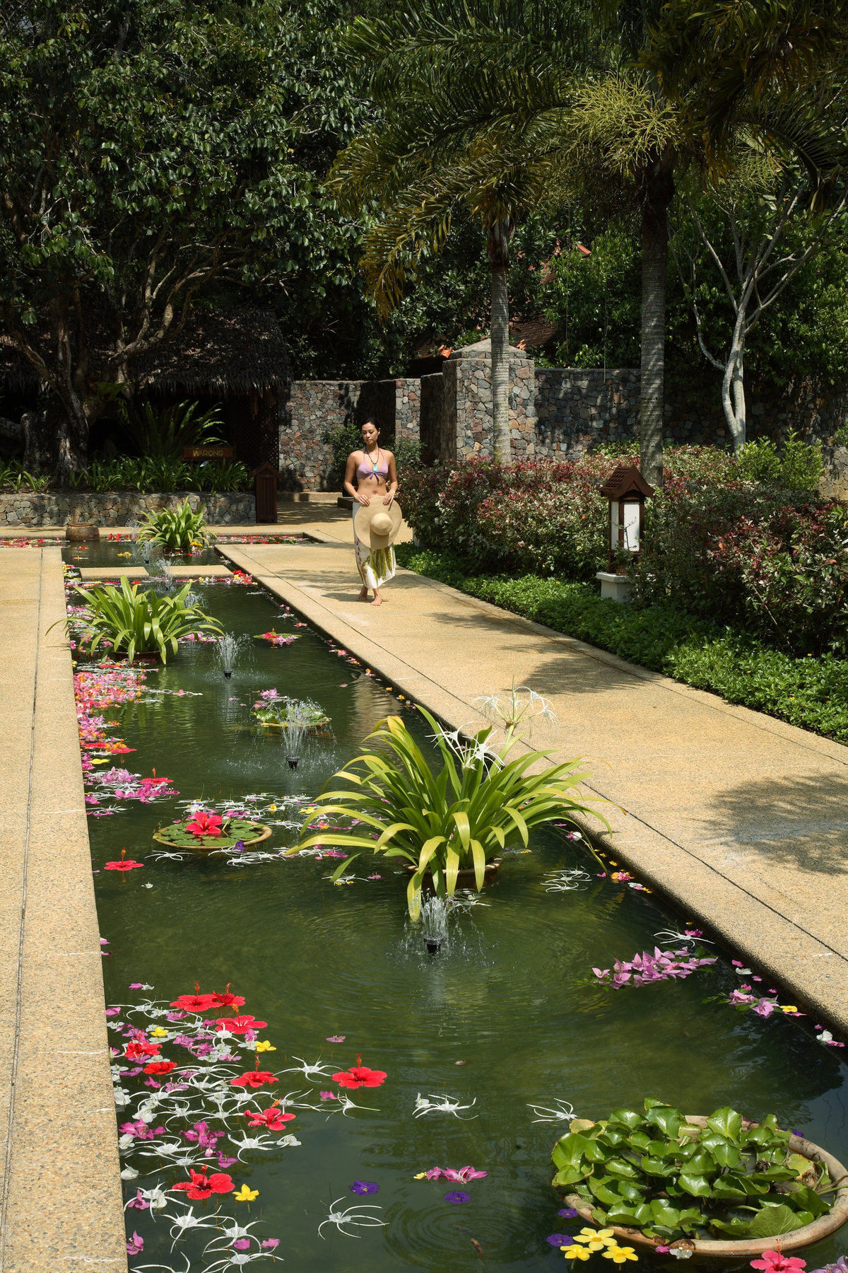 Tanjong Jara Resort, Terengganu - A Small Luxury Hotels Of The World Dungun Bagian luar foto A Thai woman in traditional dress
